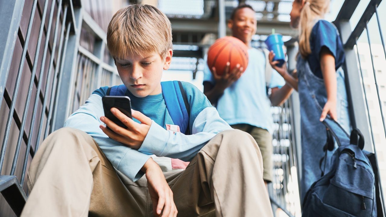 Junger Teenager mit Smartphone