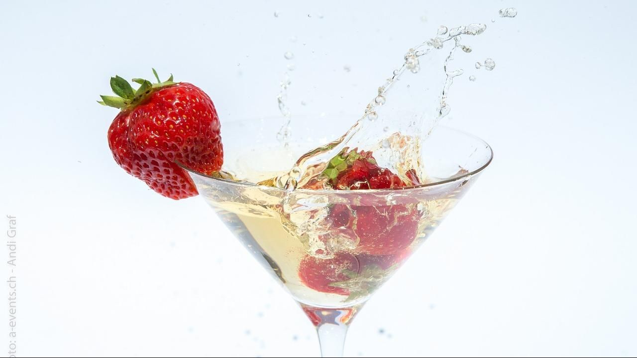 Spritzige Erdbeerbowle