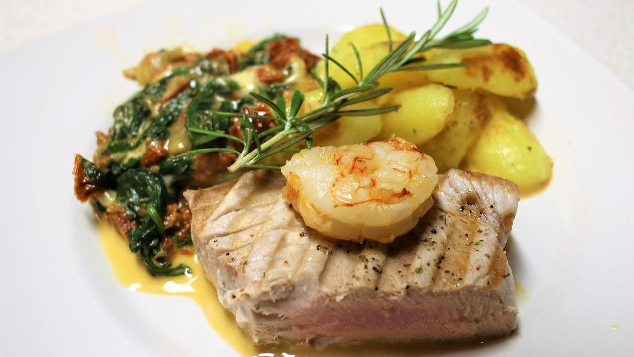 Fischpäckchen mit gebratenen Süßkartoffeln