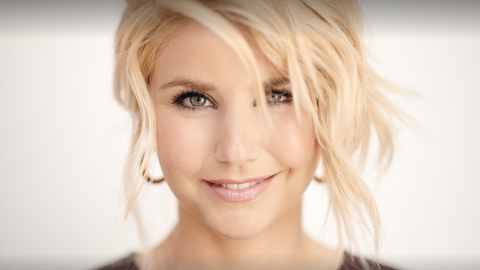 Beatrice Egli genießt den Sonnenaufgang an der Nordsee