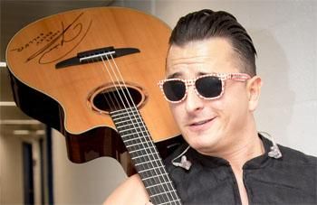 Andreas Gabalier versteigert seine Gitarre!