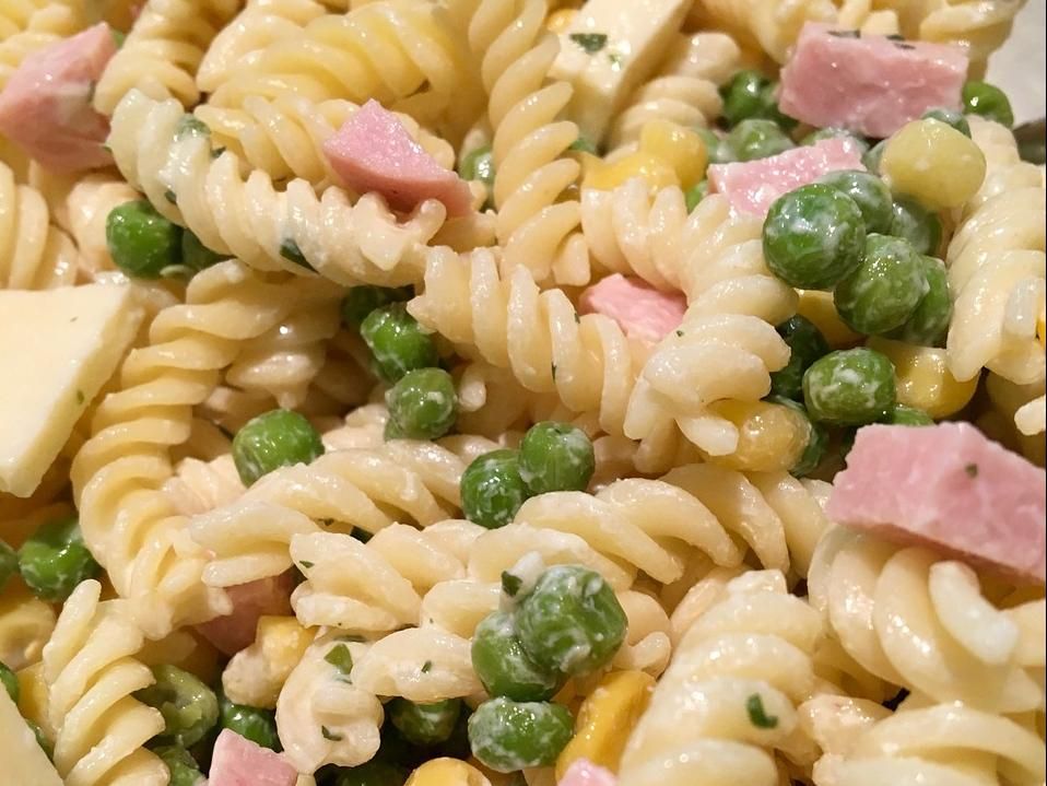 Leichter Nudelsalat mit Erbsen und Schinken
